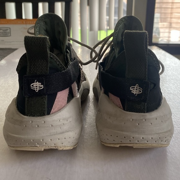 NIKE Huarache Type Olive Green Bone Men’s Sneakers BQ5102-300 Size 10 - Picture 3 of 7